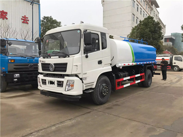 東風專底10噸灑水車